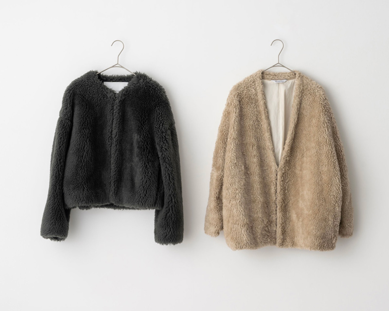 画像: 左から チャコールグレーフェイクファーショートコート　53,900円／ティッカ ベージュリネンウールショールジャケット　74,800円／ヴェリテクール