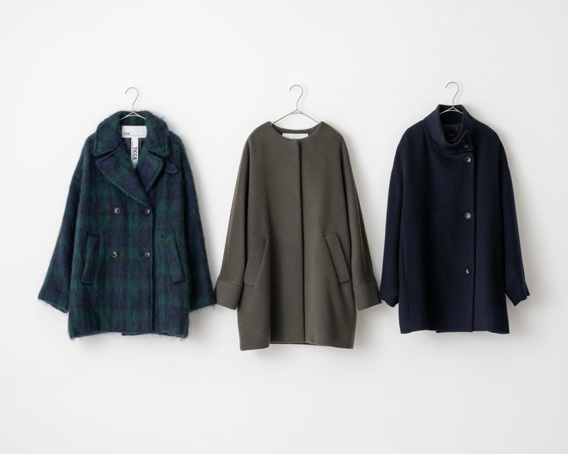 画像: 左から チェックシャギーピーコート　74,800円／ティッカ カーキノーカラーテントコート　64,900円／ティッカ ネイビーキッドモヘアスタンドカラーコート　90,200円／レキップ