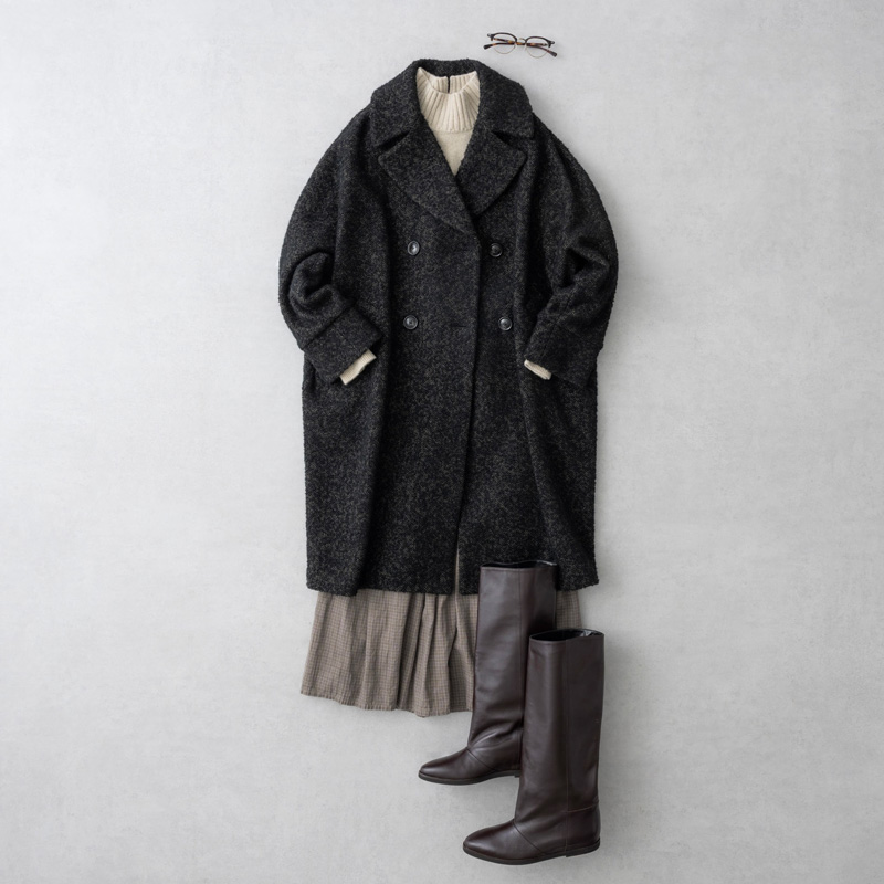 画像: ツイードダブルコート 69,300円/ティッカ 中に着たタートルニット 33,000円/レキップ チェックスカート 30,800円/ヴェリテクール メガネ 58,300円/イーファイブ アイヴァン(トリップ ルミネエスト新宿店) ロングブーツ 47,300円/プレインピープル