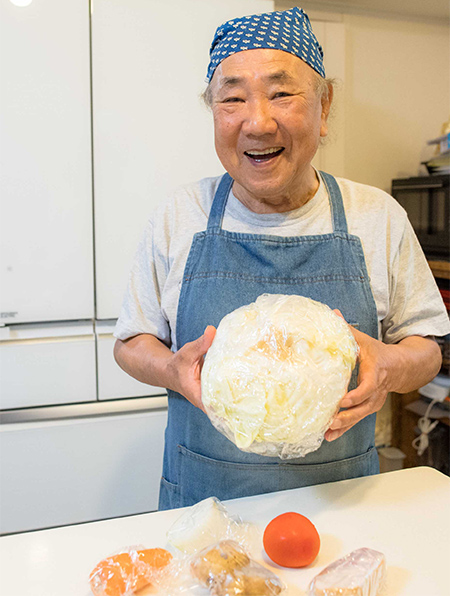 画像: 「キャベツがあるね。キャベツはどんな素材とも合うから使いやすい野菜なんだ。さて、どんなスープをつくろうか」とまさるさん