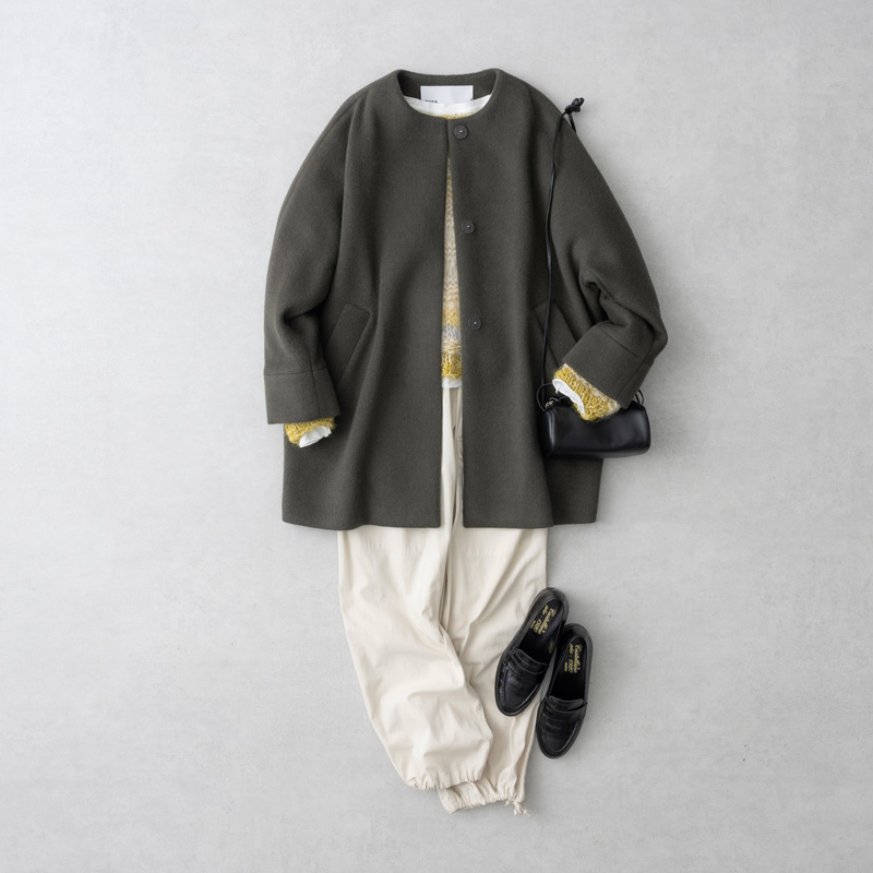 画像: カーキのノーカラーコート　64,900円／ティッカ ニット　42,900円／ティッカ カーゴパンツ　26,400円／ティッカ ポシェット　18,700円／ラ スカイア（セムインターナショナル） ローファー　41,800円／カステラーノ（フラッパーズ） そのほか、スタイリスト私物