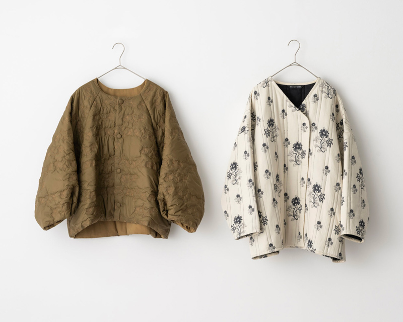 画像: 左から カーキベージュノーカラーキルティングジャケット 52,800円/ヴェリテクール アイボリープリントキルティングジャケット 39,600円/ミズイロインド(マーコート)