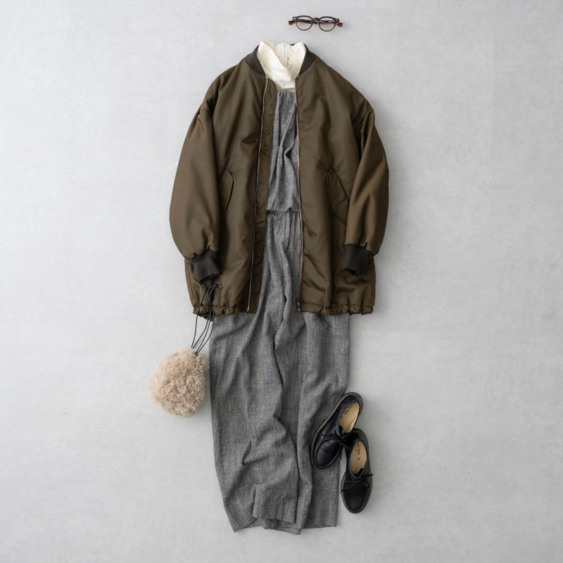画像: ブラウン中綿ブルゾン　53,900円／ティッカ チェックのサロペット　46,200円／エンリカ 下に着たブラウス　33,000円／プレインピープル メガネ　51,700円／イーファイブ アイヴァン（トリップ ルミネエスト新宿店） シューズ　32,780円／トラクト チロル（セムインターナショナル） そのほか、スタイリスト私物