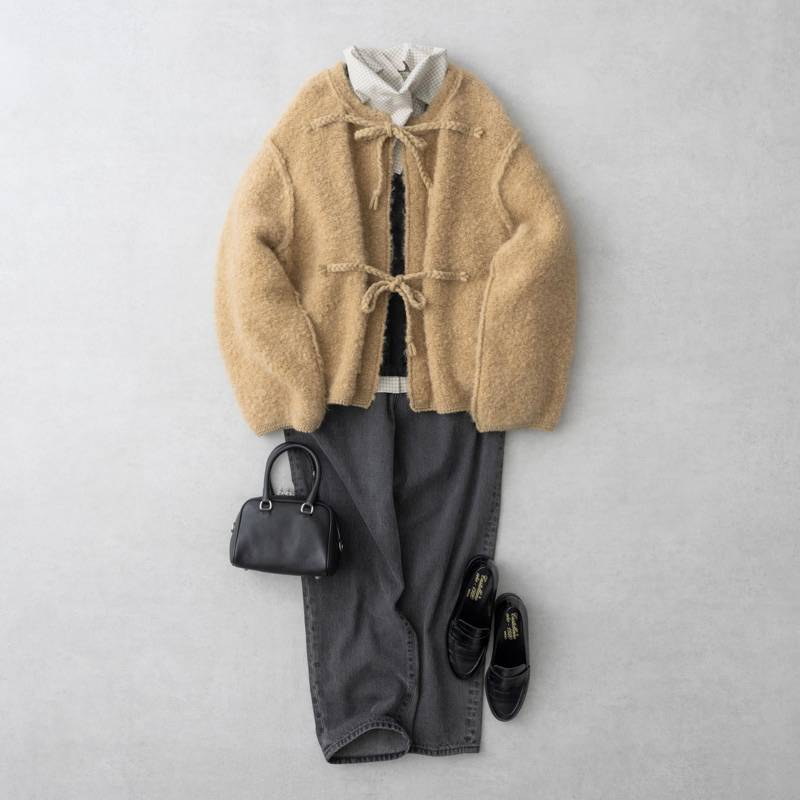 画像: キャメルニットジャケット　71,500円／アンフィル ブラックリバーシブルベスト　26,400円／ヴェリテクール チェックシャツ　34,100円／プレインピープル ブラックデニム　19,800円／ロワズィール バッグ　22,000円／オウレンティ（セムインターナショナル） ローファー　41,800円／カステラーノ（フラッパーズ）