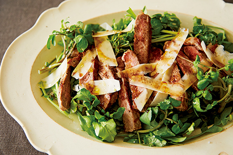 画像: さっと焼いた牛肉が主役のごちそうサラダ。大きめに切り分け、食べる直前にバルサミコ酢、オリーブオイルをかけて召し上がれ。