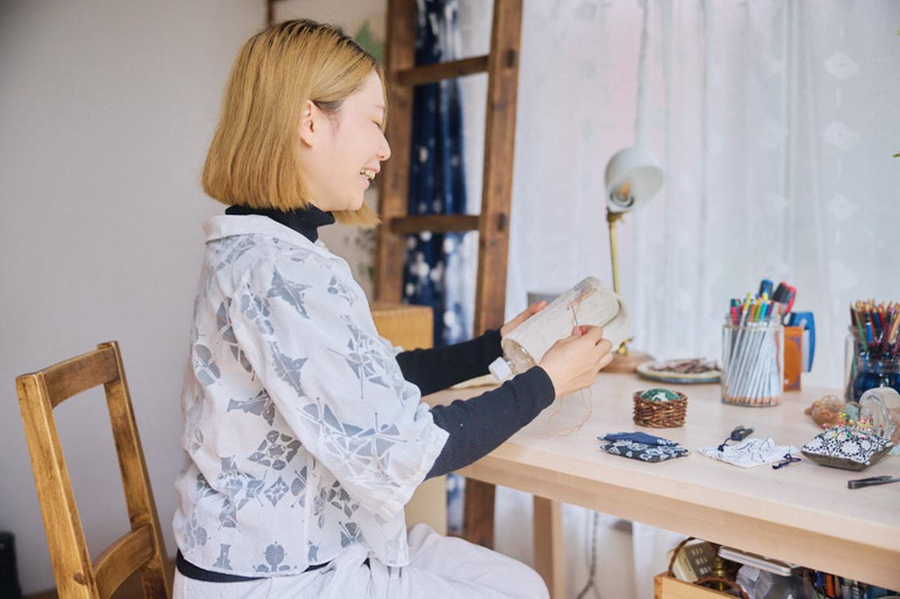 画像: テキスタイルデザイナーに聞く「リメイク」の楽しみ。カーテンや巾着は“はぎれ”で手づくり、穴のあいた服や靴下はダーニングでもっとかわいく/Canako Inoue・井上加奈子さん - 天然生活web