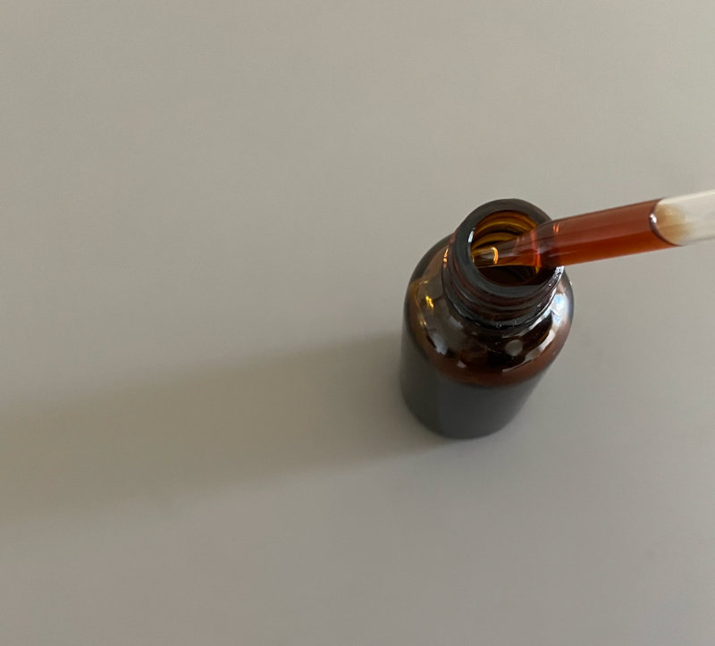 画像: 自家製枇杷の葉エキス。遮光瓶に入れ冷暗所で保存