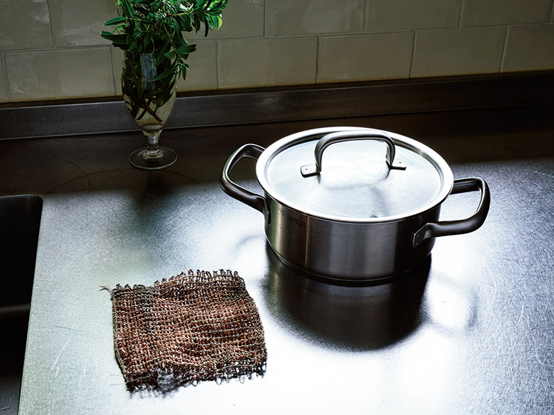 画像: 長年使っている鍋もこの通りピカピカ。少し力を入れてこするだけでOK