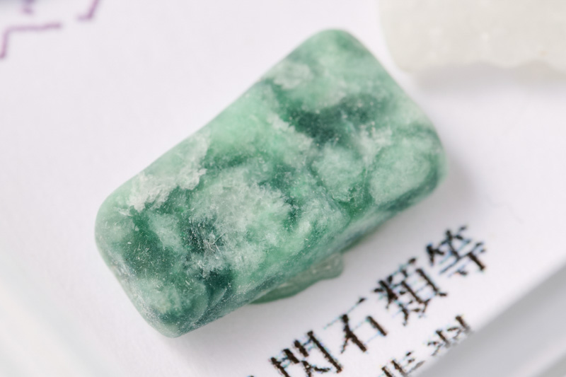 画像: 「角閃石類等を含む翡翠」だそうです。美術館の工芸品などにありそうな色合いですね。