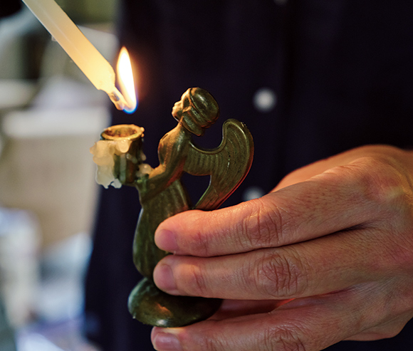 画像: 「ドイツではプレゼントを運ぶのはサンタじゃなくて天使なの」