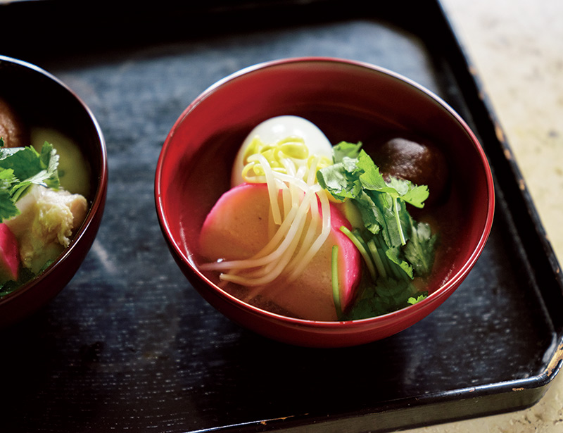 画像: 実家では割と自由につくっていたお雑煮、鹿屋では味や具材が決まっている