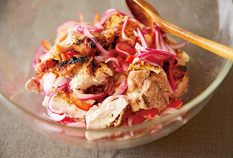 画像: 香ばしく焼いたとり肉に甘酸っぱいマリネがよく合う一品。玉ねぎマリネは前日につくっておくと味がよくなじみます。