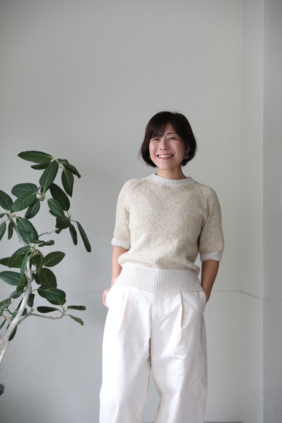 画像: リネンの糸と別素材の糸を引き揃えて編んだプルオーバー。リネンが入ることで、初夏ぐらいまで着られます