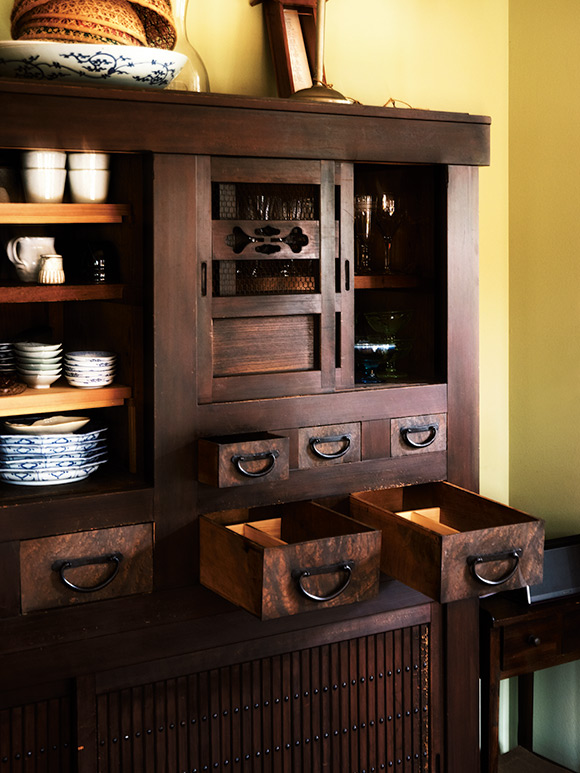 画像: 普段使いの器は流し台の近くに収納して、出し入れの動線がスムーズなように