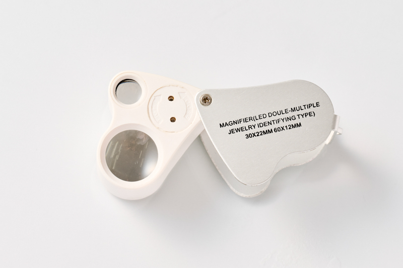 画像: 川添愛用のルーペがこちら。鉱物観察用には10倍がよいとされているようですが、こちらは30倍と60倍。実は、天然生活webの連載「毎日こけ日和」を担当した際に、苔観察用に買ったもの。裏にはLEDライトが付いています。鉱物用も買わなくちゃです
