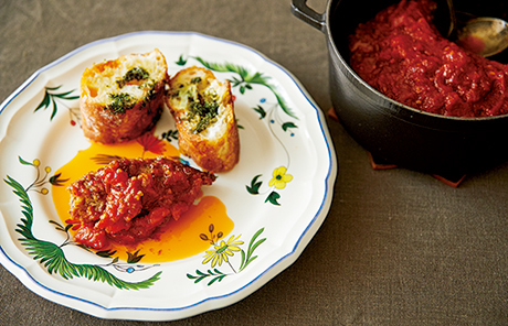 画像: 肉汁があふれて絶品!じっくり炒めた香味野菜がおいしさの秘密。小さめの鋳物鍋がなければ、グラタン皿などの耐熱皿でつくっても。