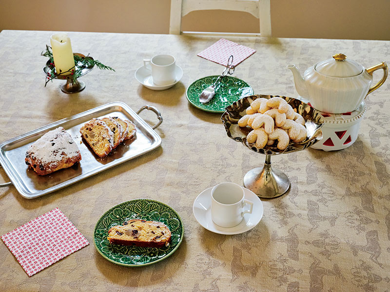 画像: クロスやペーパーを敷き、お気に入りの銀器にお菓子を盛り、華やかなテーブルセッティングに