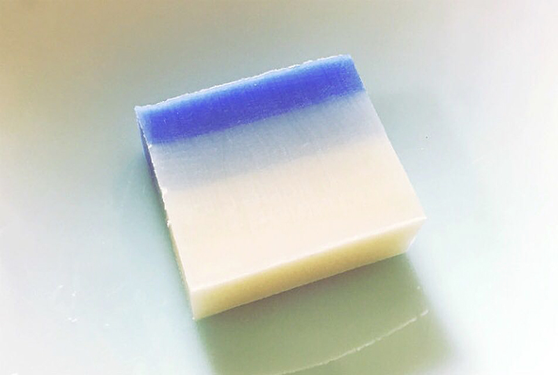 画像: 菅沼の手づくり石けん。青い部分はウルトラマリンを使用