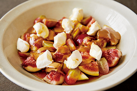 画像: 果物を切って、練りごまとメープルシロップをかけるだけ。季節の果物ならなんでも。甘味と酸味が口の中に広がります。