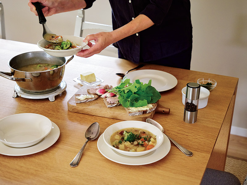 画像: この日のランチは、アイントップとレバーペーストを塗ったドイツパン。