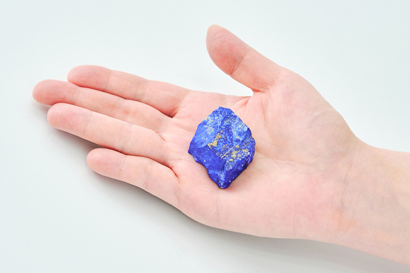 画像: 美しい青が宇宙感を醸し出す「ラピスラズリ」