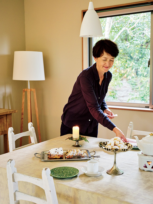 画像: アドベント期間（クリスマス前の4週間）になると、親しい人とともにティータイムを楽しむのが常。クッキーやシュトーレンでおもてなしを