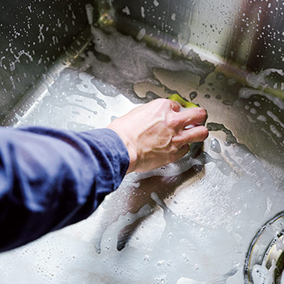 画像: クエン酸のスプレーをかけたら、お皿洗い用のスポンジで磨く