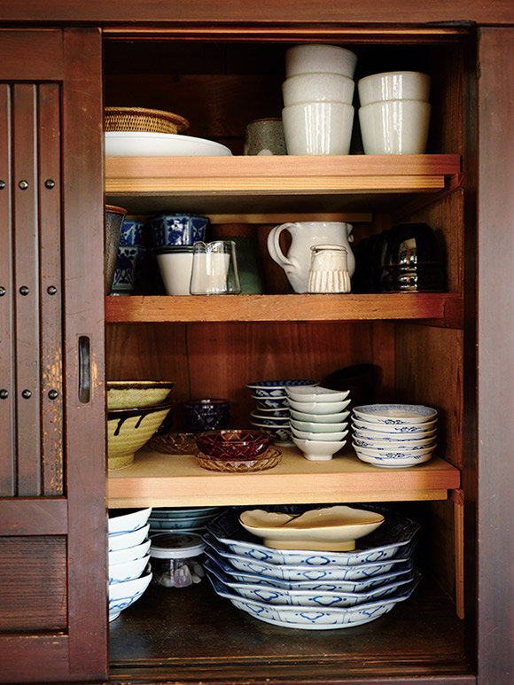 画像: 来客用食器は、ダイニングテーブルの横にある水屋箪笥にまとめている