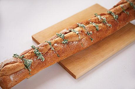 画像: ホイルで包み、このままキャンプに持っていって焼くのもおすすめ