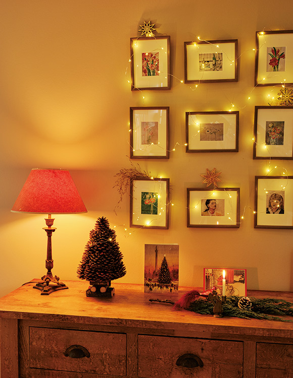 画像: 素朴な松ぼっくりのツリーは毎年飾る定番