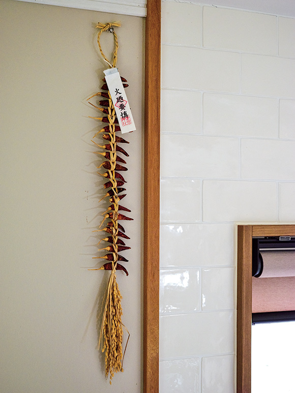 画像: とうがらしがわらに編み込んである「おくどさん守り」は台所に