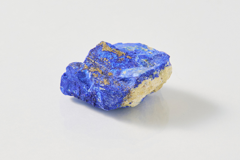 画像: 深いブルーが美しい「ラピスラズリ」青と金のコントラストが宇宙のよう
