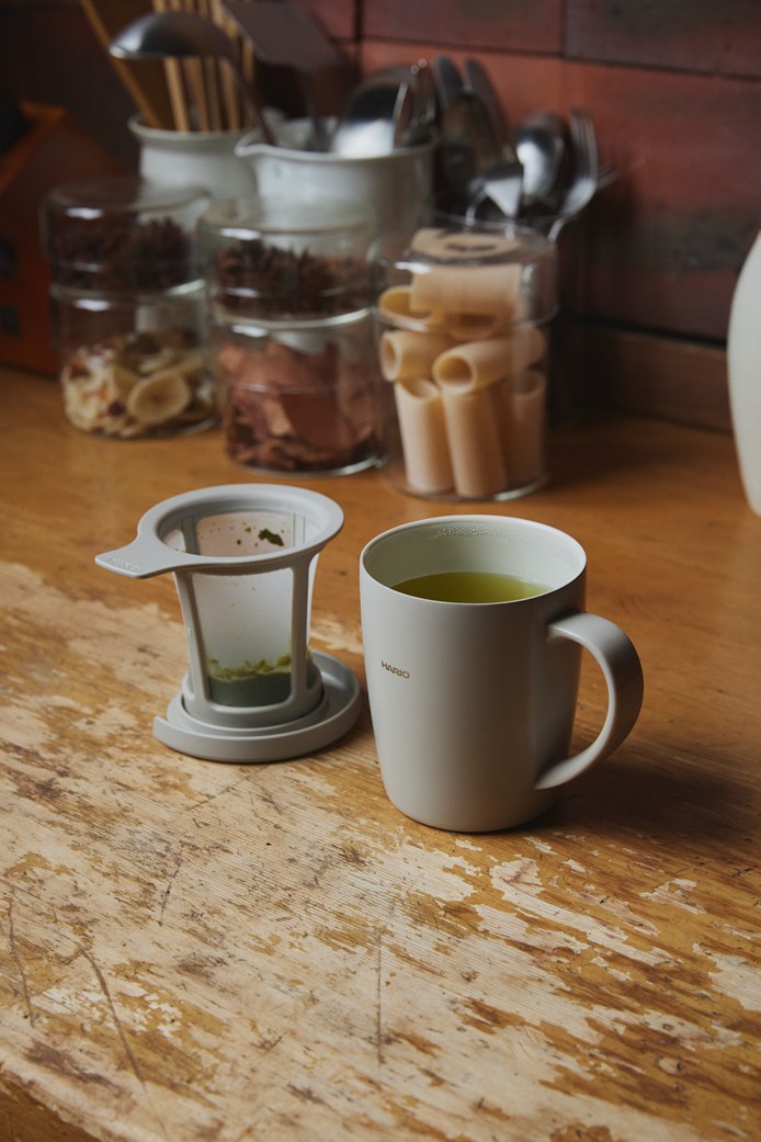 画像: フタは裏返すとストレーナー置きに。また、ストレーナーの底のくぼみをマグの縁にかければ手軽に湯切りできる