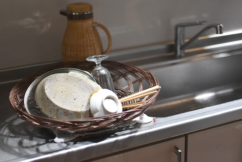 画像: 洗った食器は水がついていても気兼ねなく、わらびのかごのなかへ
