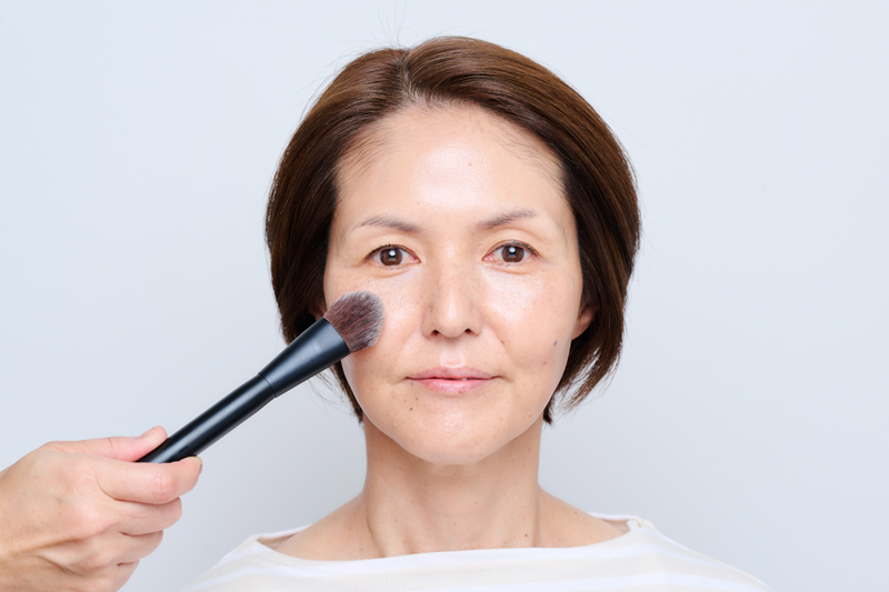 画像: step_3 ファンデーションを塗る