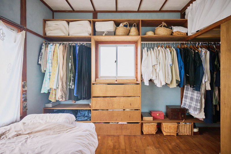 画像: 古民家の「クローゼット」をDIYでオープンな“見える収納”に改造。大好きな洋服を眺めて暮らす幸せ／テキスタイルデザイナー・井上加奈子さん - 天然生活web