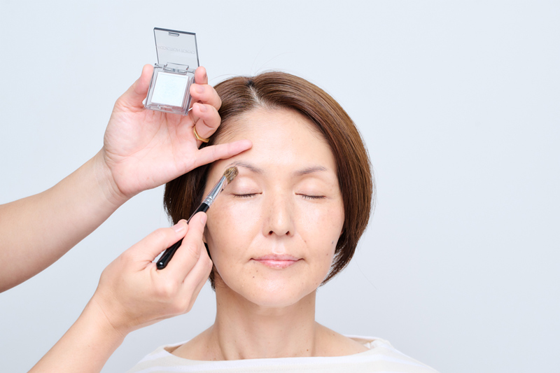 画像: step_2 ブルーのアイシャドウを塗る