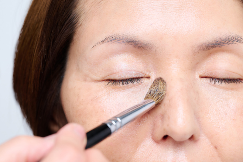 画像: 鼻の脇にもさっとのせて透明感をプラス