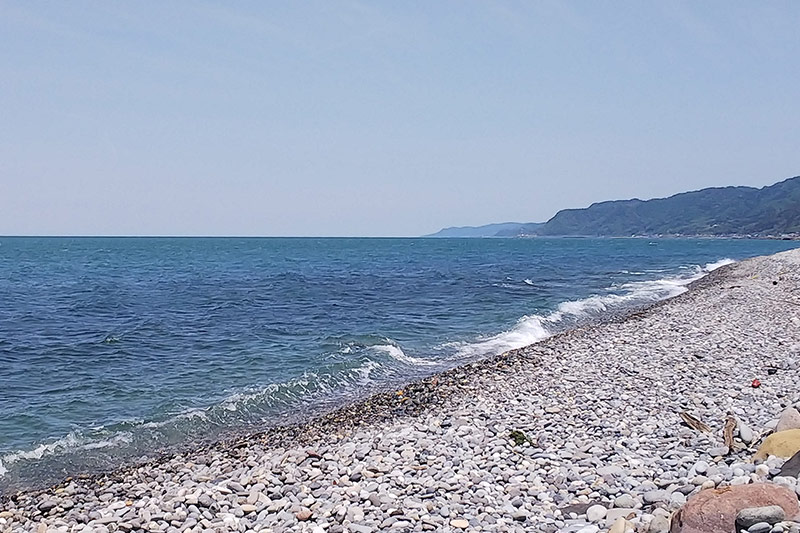 画像: 新潟県糸魚川市にあるヒスイ海岸の景色。浜辺の小石の中に稀に翡翠が混じっているそう(出典:Wikipedia)