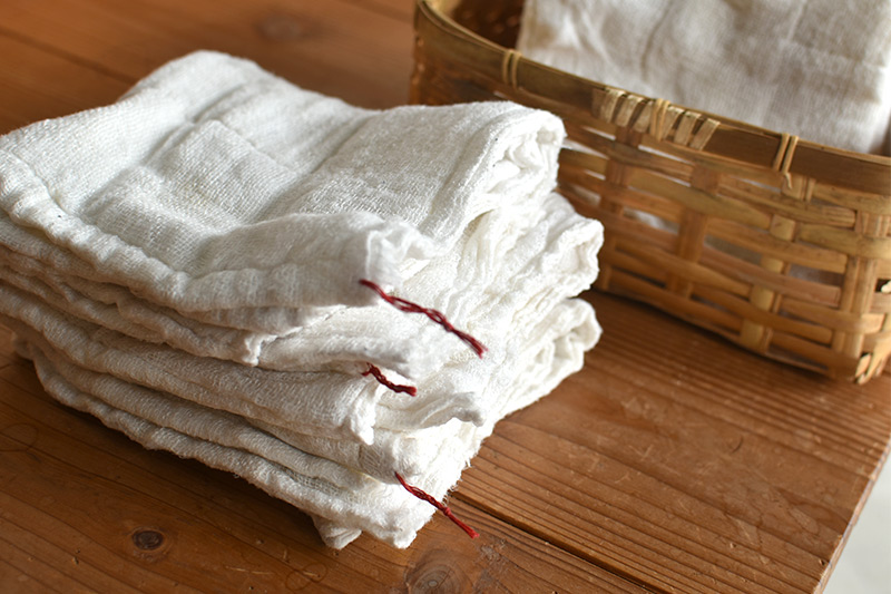 画像: 愛用している真っ白いふきん。台拭きに使っているうちは赤い糸をつけています