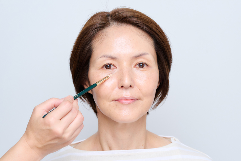 画像1: step_4 コンシーラーでくすみを整える