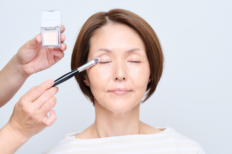 画像: step_1 アイシャドウ(ベース)を塗る