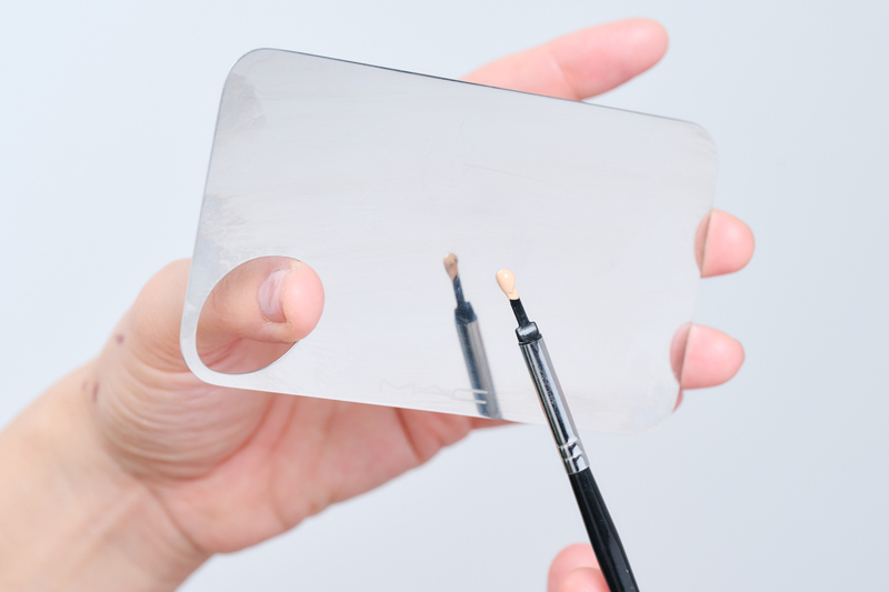 画像2: 40代からのメイク術。ファンデの厚塗りは“老け見え”の落とし穴。薄塗りでもしっかりカバー&透明感アップ!/メイクアップアーティスト・AKIIさん