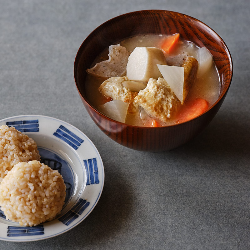 冬の定番「けんちん汁」のつくり方。豆腐は焼きつけてうま味たっぷり！タンパク質も野菜もとれるごちそうスープ／料理家・飛田和緒さん
