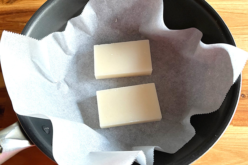 画像: テフロン加工以外のフライパンを使うときは、クッキングペーパーを敷いてくださいね