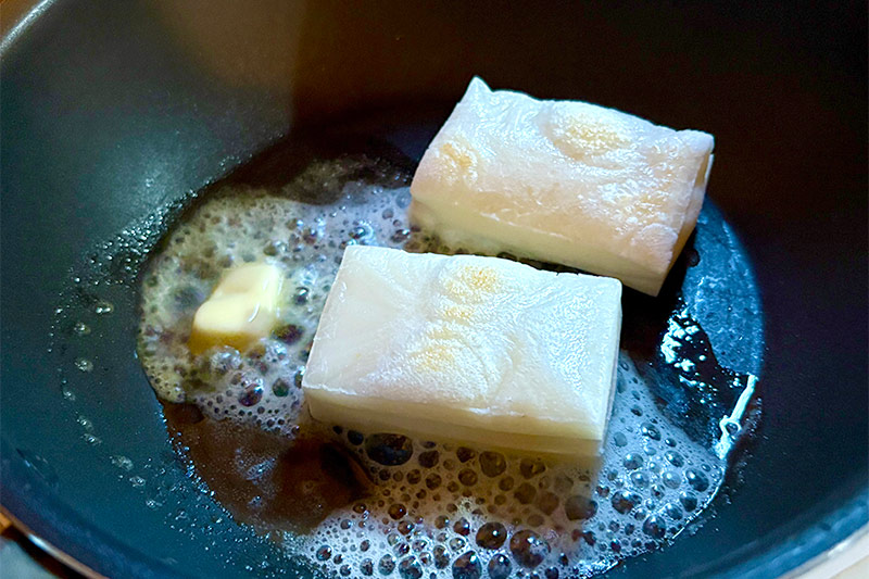 画像1: 切り餅があまったら。フライパンでかんたん「バター焼き餅」のつくり方。くせになる‟バター&焼肉のタレ”のしっかり味付けが絶妙|本多理恵子の「50代からは“手抜き”と“息抜き”」