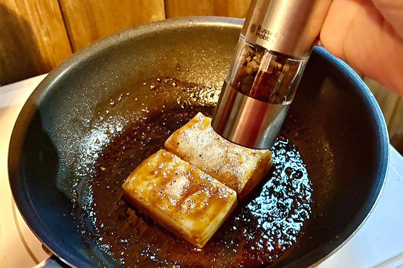 画像: バターと焼肉のたれを餅にからめたら、最後はブラックペッパーで仕上げを