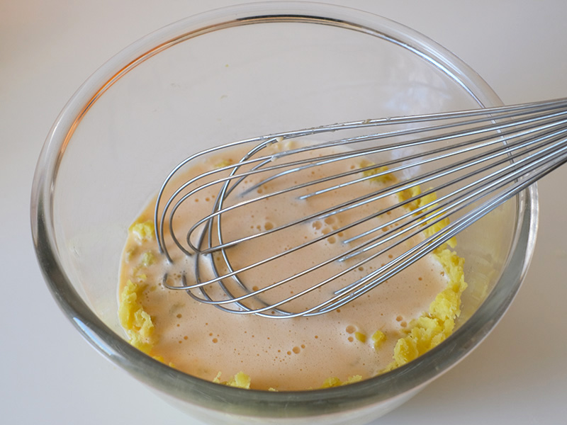 画像: さつまいもペーストに加える