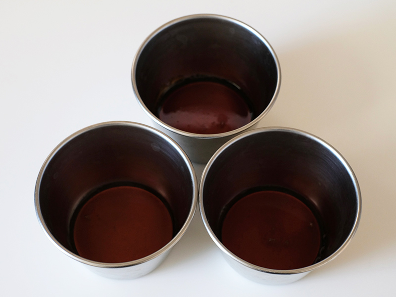 画像: 型にカラメルを注いだ状態