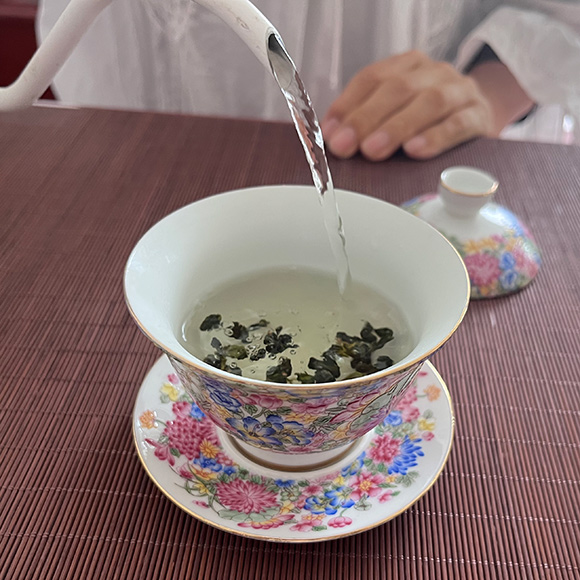 画像: オフィスでは、マグカップに直接茶葉を入れて、お湯を注ぎ足しながら飲む人も多いとか